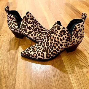 EUC Women's Dolce Vita Sonni Western Calf Hair Leopard Cheetah Bootie Size 6 M
